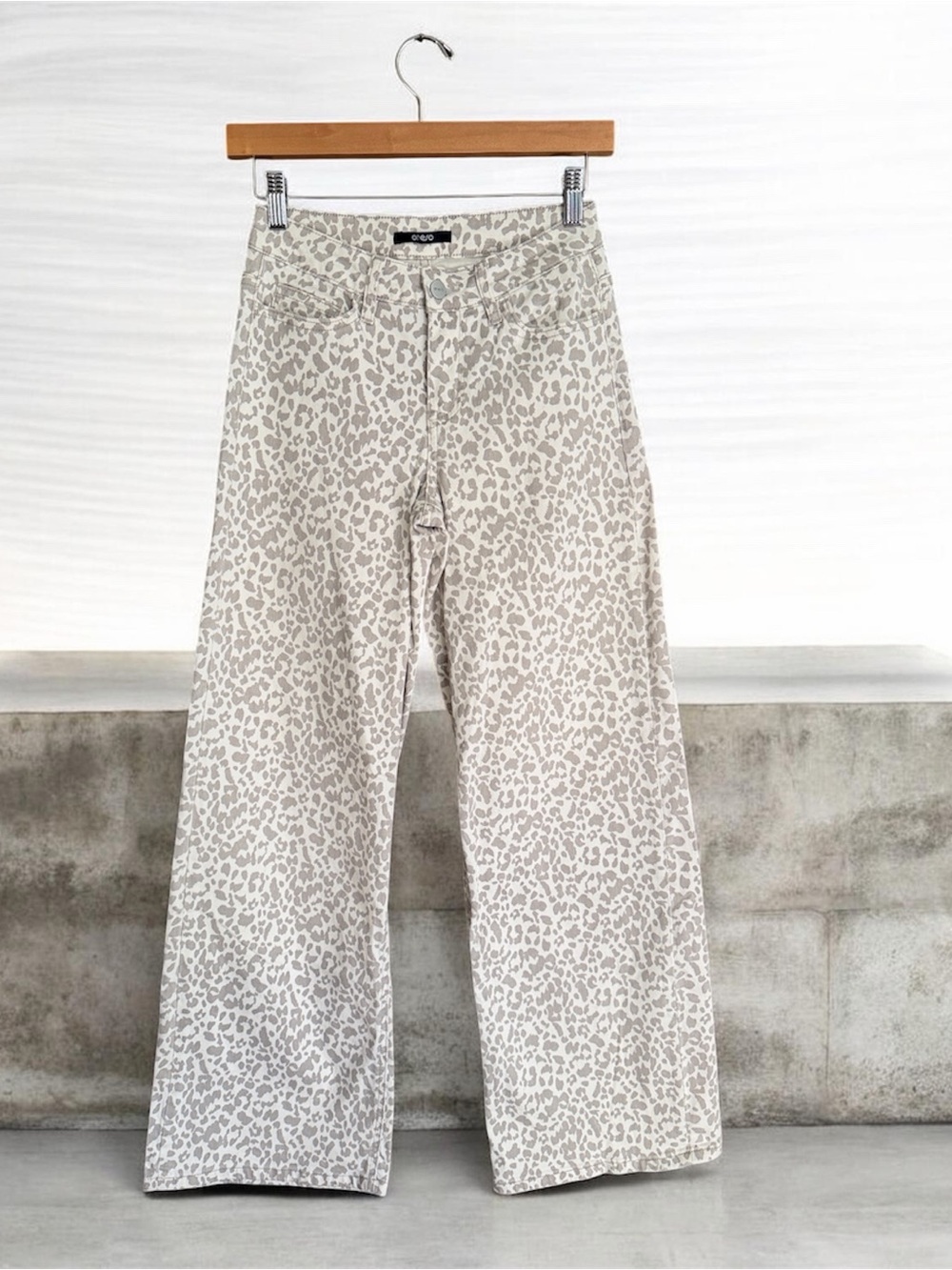 ONESO Mid Rise Leopard Print Wide Leg Jeans Sz 25